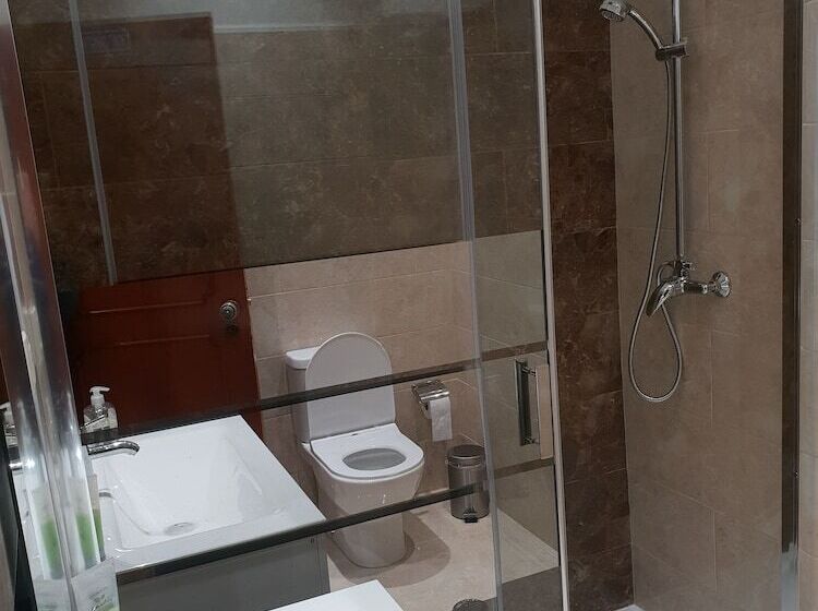 اتاق استاندارد با سرویس بهداشتی مشترک, Zuni Guest House