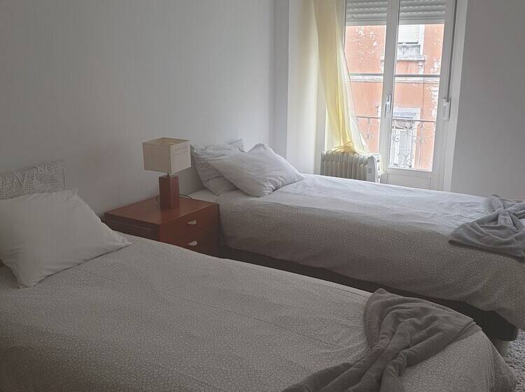 اتاق استاندارد با سرویس بهداشتی مشترک, Zuni Guest House