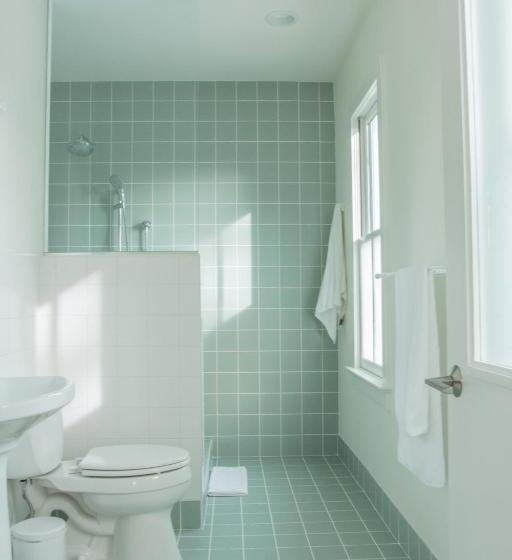 سوئیت با بالکن, Guest House Raleigh