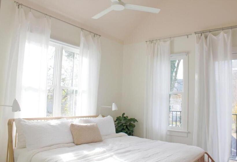 سوئیت با بالکن, Guest House Raleigh