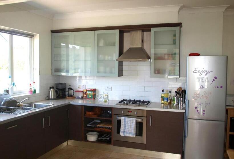 标准三人间共用浴室, The Lookout Ardara