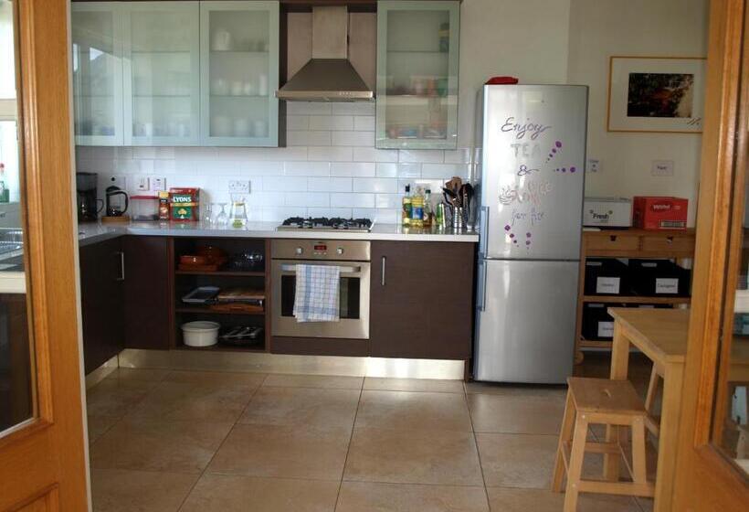 标准三人间共用浴室, The Lookout Ardara