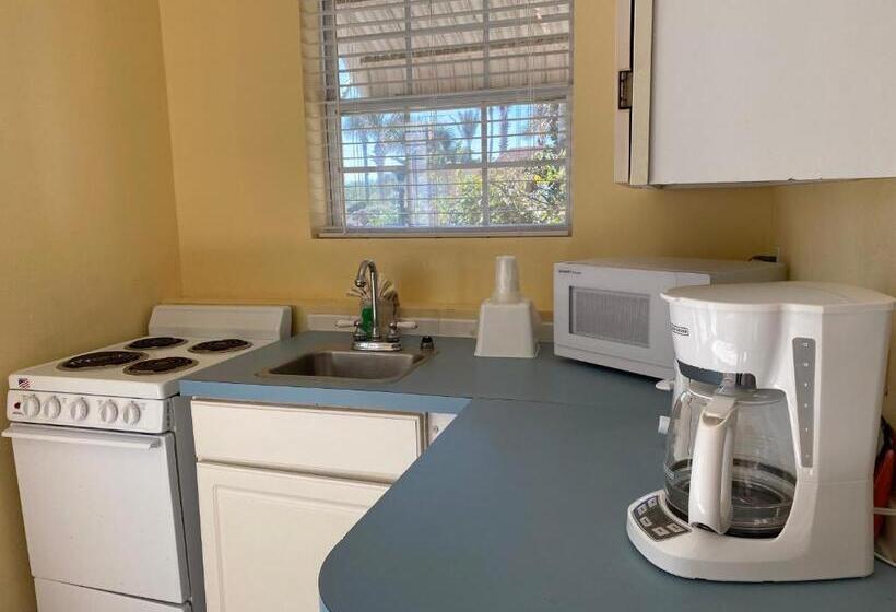 بنجلو قياسى مطل على البحر, Coral Sands Inn