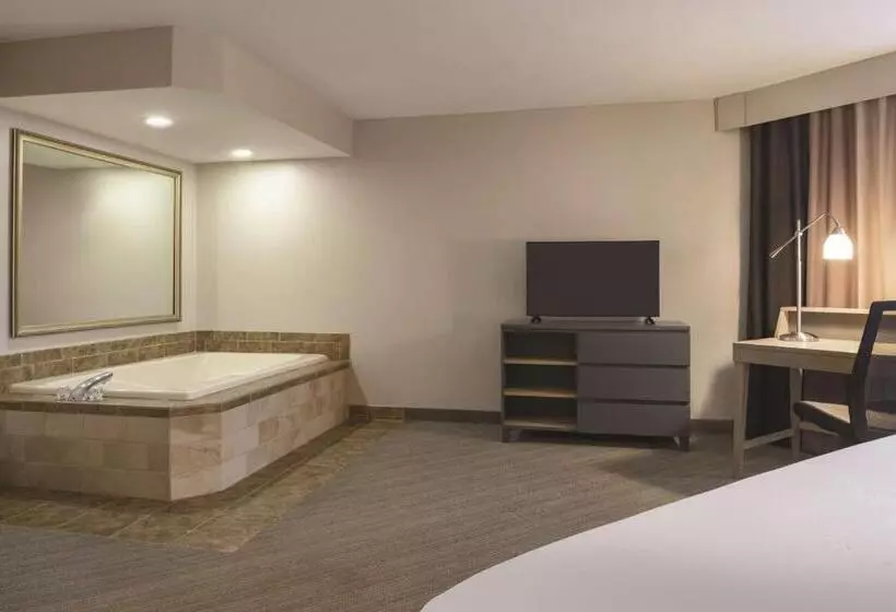 Sviitti Poreallas, Country Inn & Suites By Radisson, Germantown, Wi