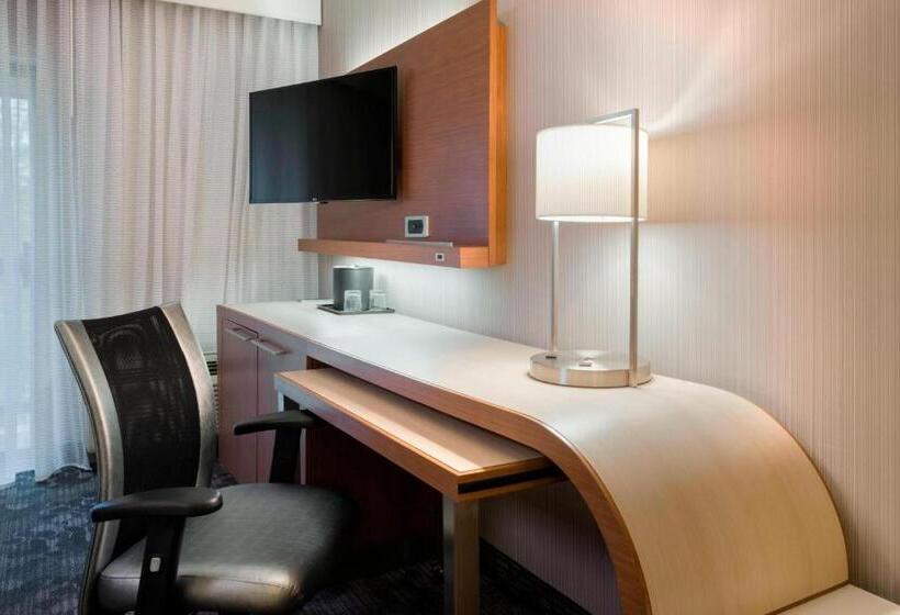 Номер Стандарт с Балконом, Courtyard By Marriott Scranton Montage Mountain