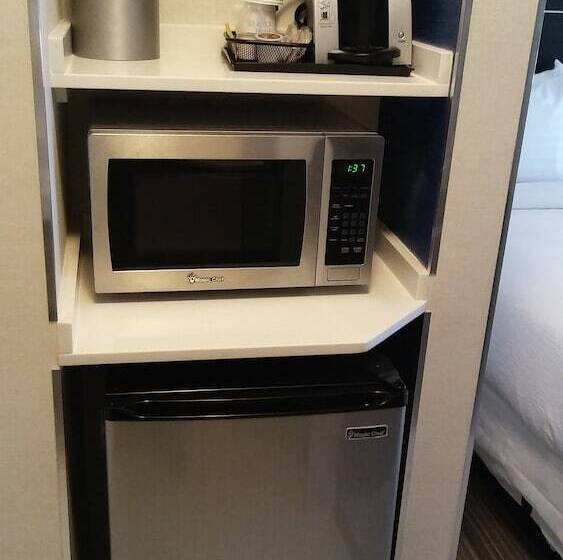 장애인을 위한 스위트, Holiday Inn Express And Suites Chicago West   St Charles, An Ihg