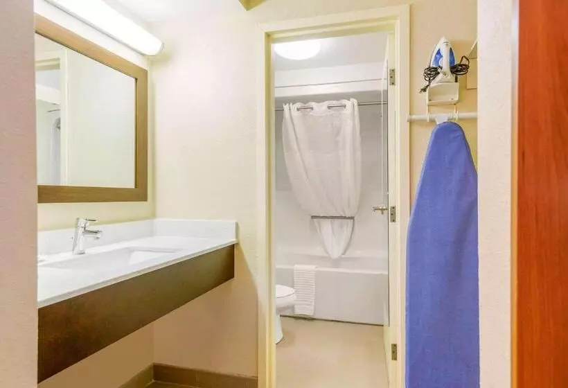 キングサイズベッドのスタンダードルーム, Quality Inn & Suites Olde Town