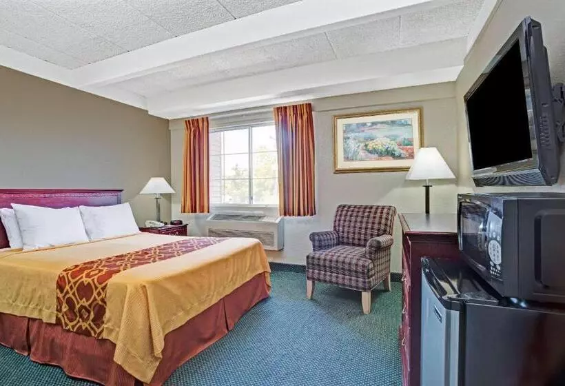キングサイズベッドのスタンダードルーム, Travelodge By Wyndham Iowa City