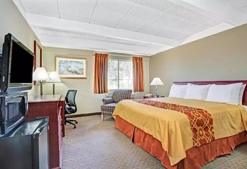 キングサイズベッドのスタンダードルーム, Travelodge By Wyndham Iowa City
