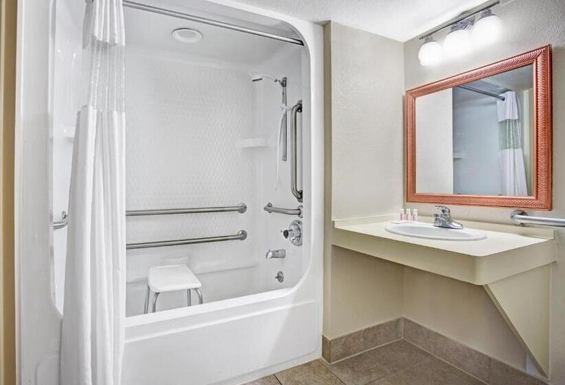 חדר סטנדרט מותאם לאדם עם מוגבלויות, Travelodge By Wyndham Iowa City