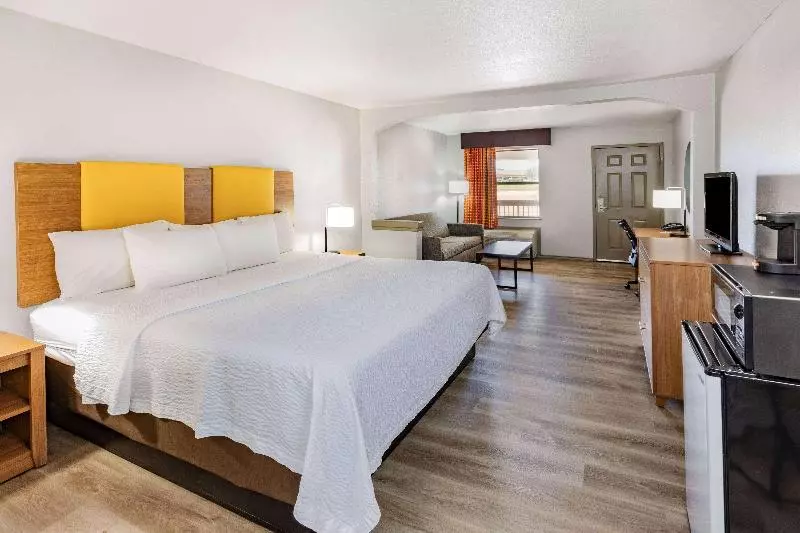 キングサイズベッドのスイートルーム, Days Inn & Suites By Wyndham Huntsville