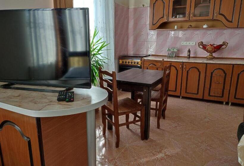 اتاق خانوادگی, Guesthouse Tea