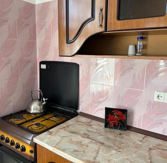 استودیوی استاندارد, Guesthouse Tea