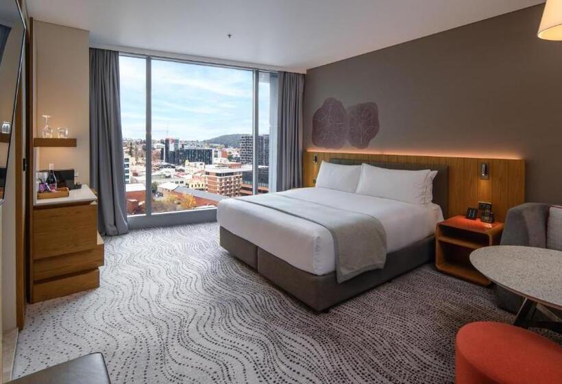 جناح جونيور, Crowne Plaza Hobart, An Ihg