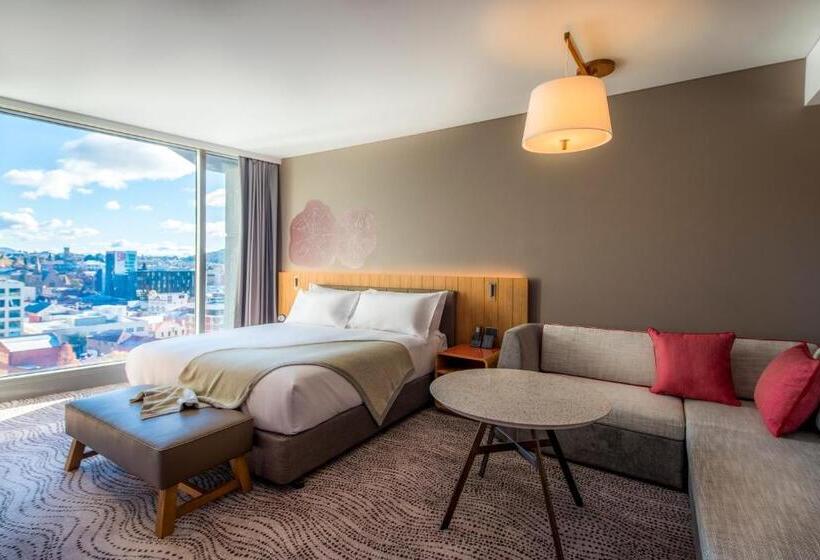 جناح جونيور, Crowne Plaza Hobart, An Ihg