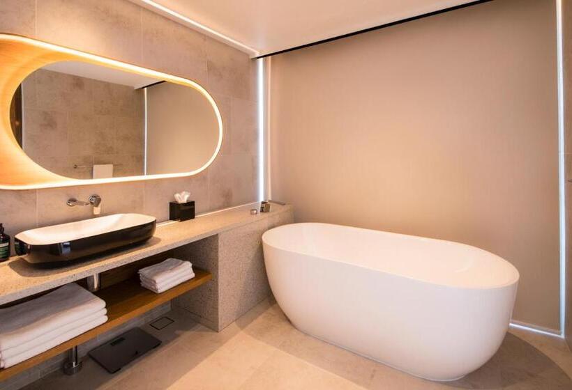 جناح جونيور, Crowne Plaza Hobart, An Ihg