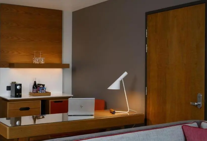 キングサイズベッドのジュニアスイート, Crowne Plaza Hobart, An Ihg