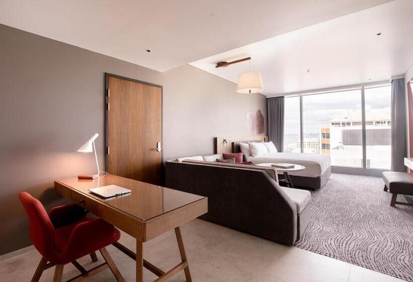 带大床的小型套房, Crowne Plaza Hobart, An Ihg
