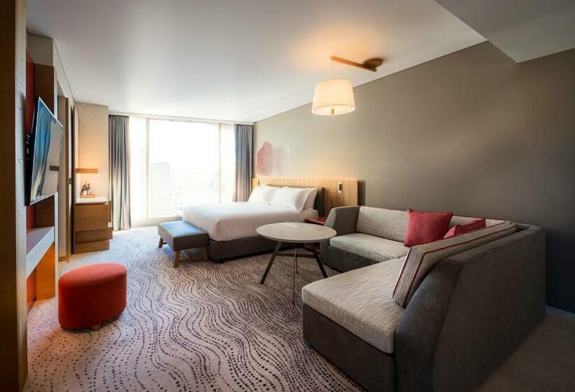 جناح جونيور, Crowne Plaza Hobart, An Ihg