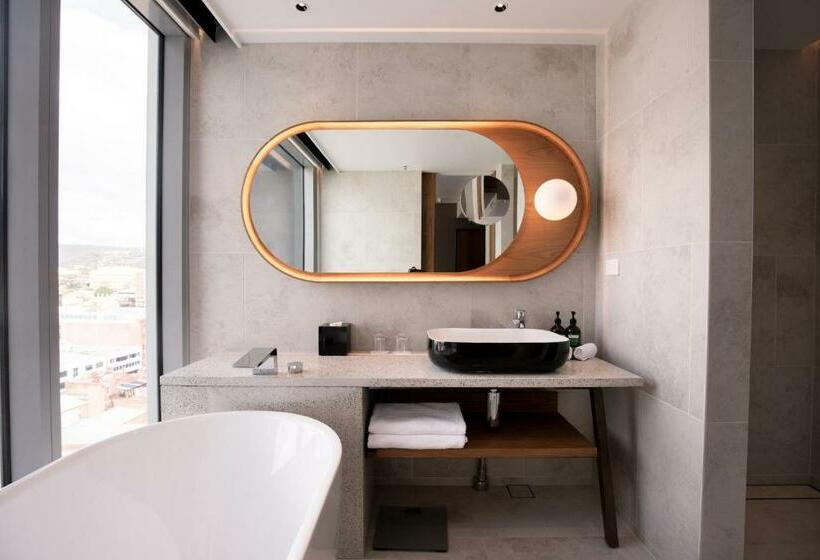 带大床的小型套房, Crowne Plaza Hobart, An Ihg