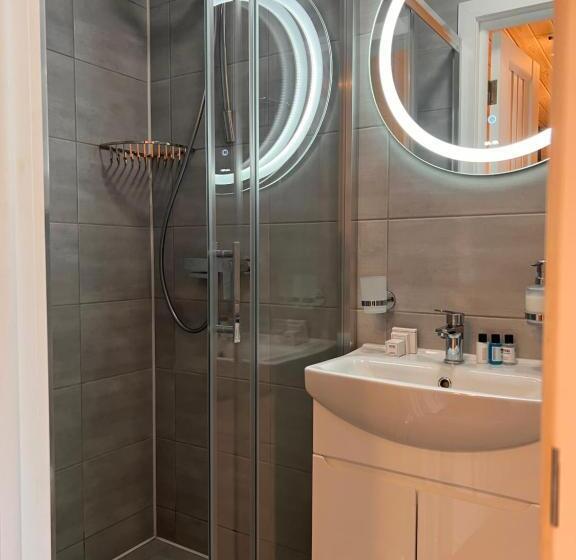 بانگلوی استاندارد, парк готель щастя