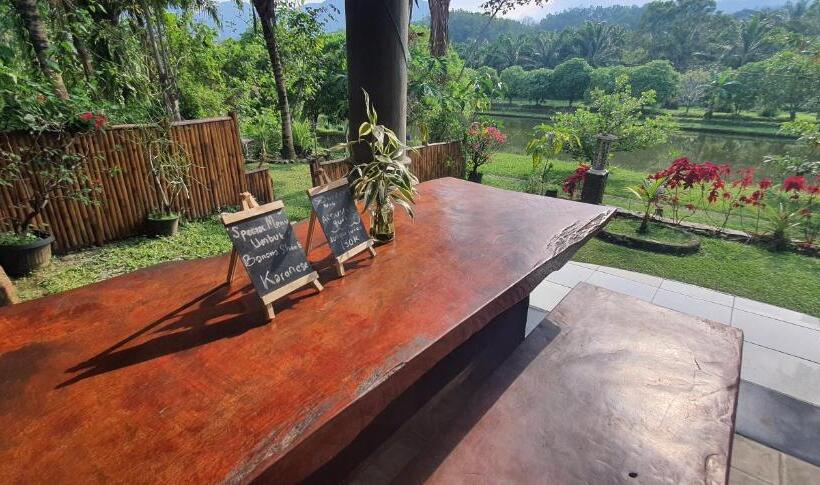 اتاق لوکس با تراس, Sumatra Cheeky Monkeys