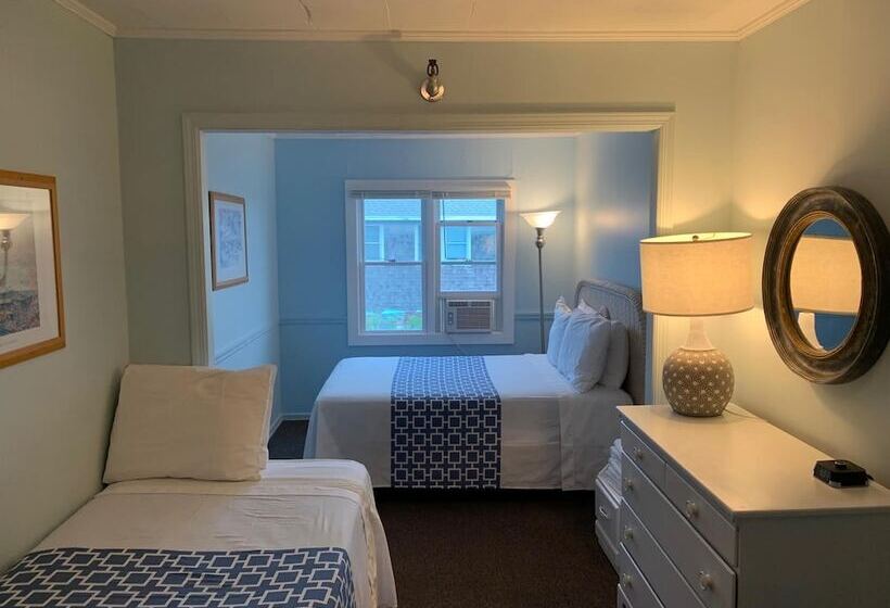 חדר סטנדרט לשלושה עם חדר אמבטיה משוף, Clegg S