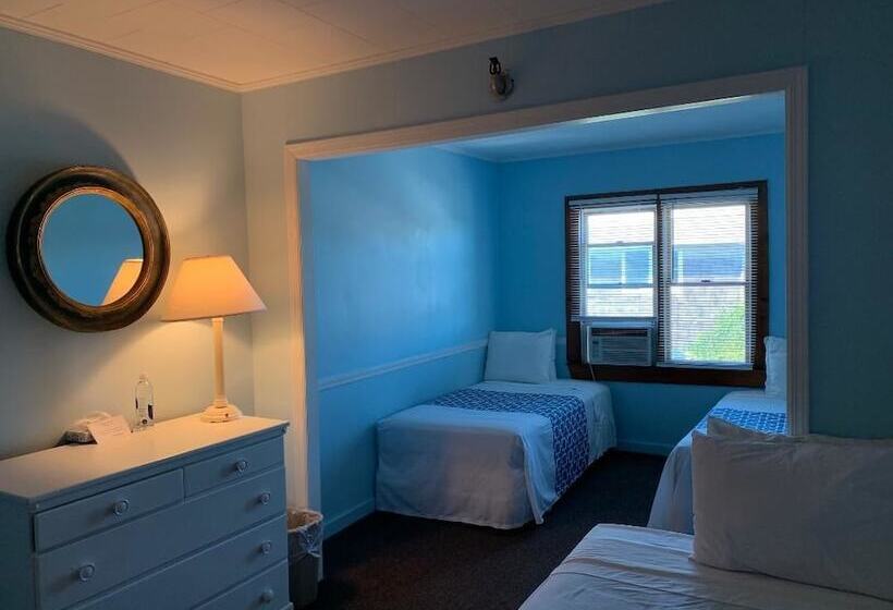 חדר סטנדרט לשלושה עם חדר אמבטיה משוף, Clegg S