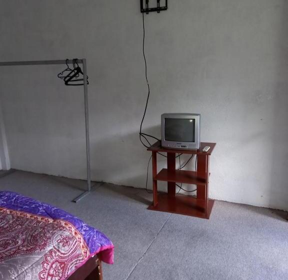 اتاق استاندارد با سرویس بهداشتی مشترک, Montano Camping & Hostel