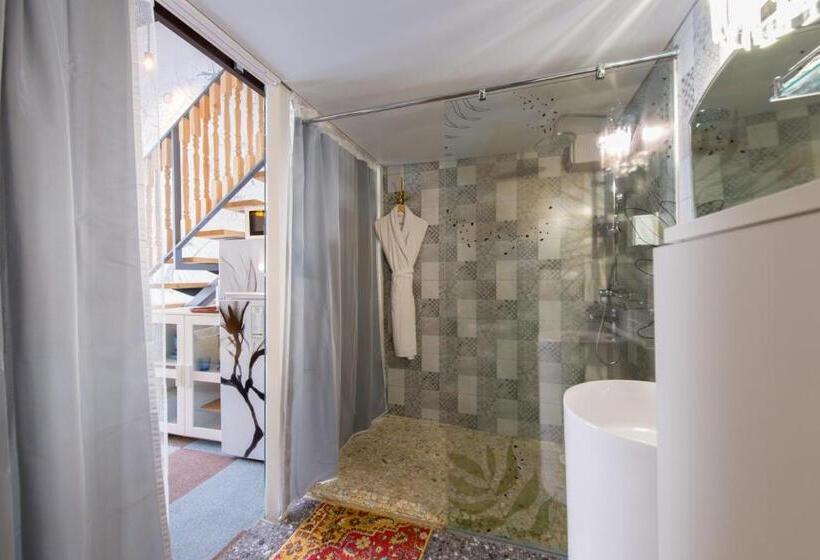 سوییت دوبلکس, Inn Ozz
