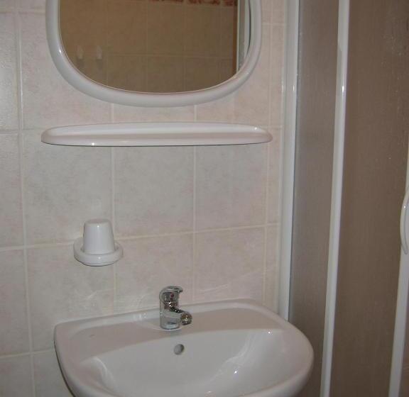 غرفة قياسية ثلاثية, Horský Dům