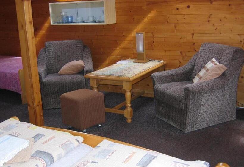 غرفة قياسية ثلاثية, Horský Dům