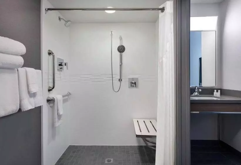 Standard Room King Bed Adapted for people with reduced mobility