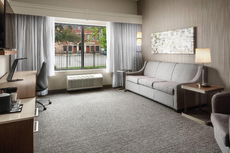 חדר סטנדרט עם מיטת קינג, Courtyard Indianapolis At The Capitol