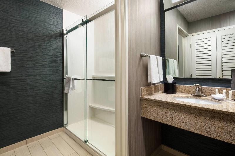 חדר סטנדרט עם מיטת קינג, Courtyard Indianapolis At The Capitol