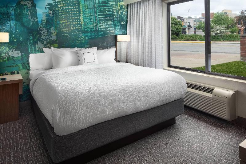 חדר סטנדרט עם מיטת קינג, Courtyard Indianapolis At The Capitol