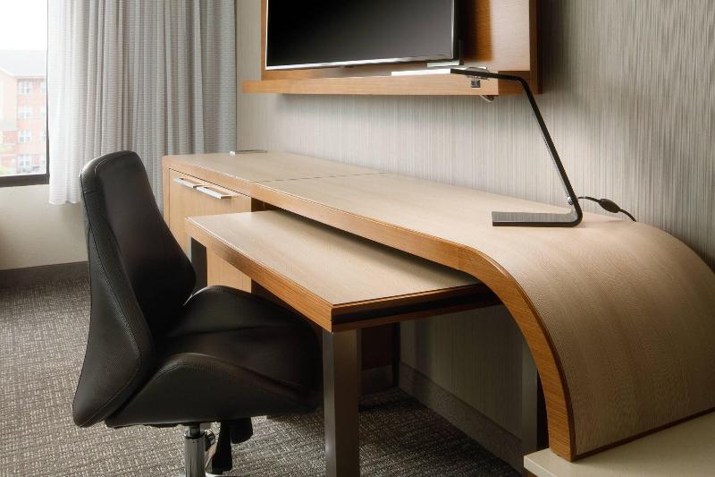 חדר סטנדרט עם מיטת קינג, Courtyard Indianapolis At The Capitol