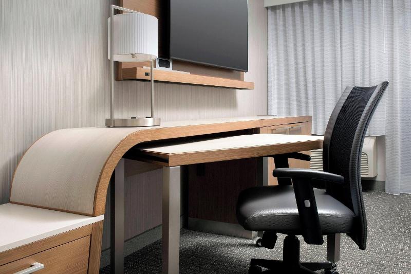 غرفة قياسية سرير كينج, Courtyard By Marriott Portland Hillsboro