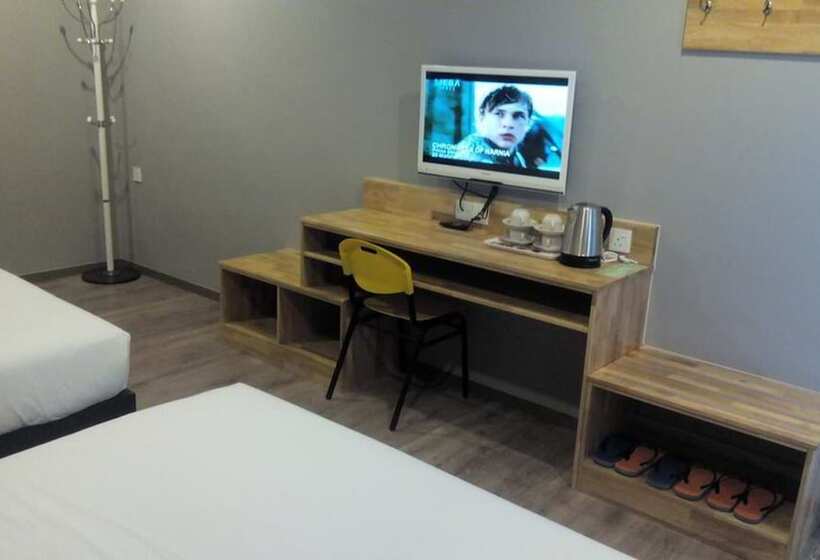 غرفة قياسية رباعية, Suria 18