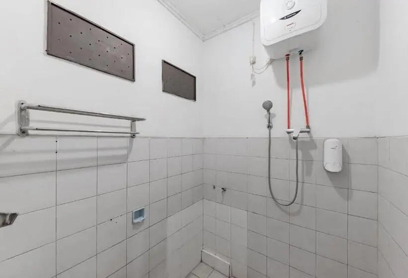 スタンダードトリプルルーム, Urbanview Hotel Pondok Kurnia Cijagra Bandung By Reddoorz