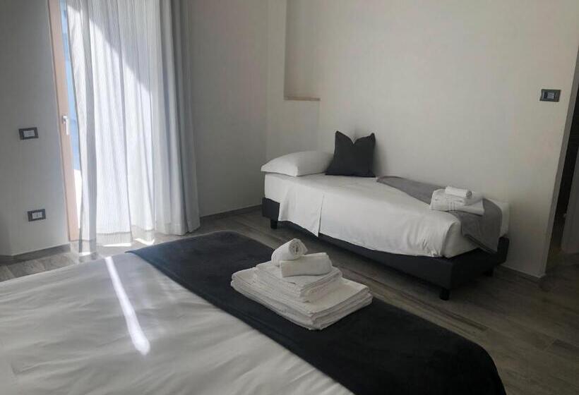 חדר סטנדרט לשלושה, Regia