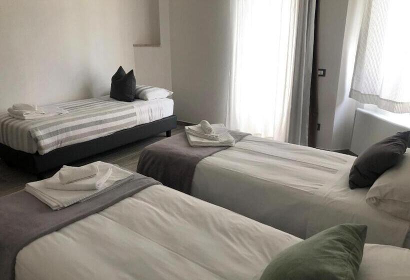 חדר סטנדרט לשלושה, Regia