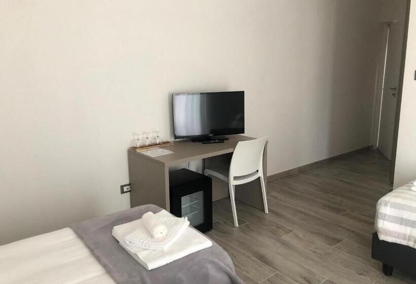 חדר סטנדרט לשלושה, Regia