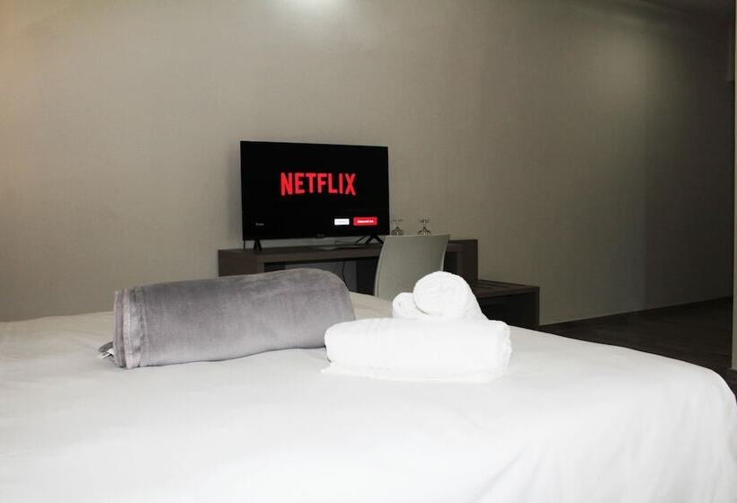 חדר סופריור לשלושה, Regia