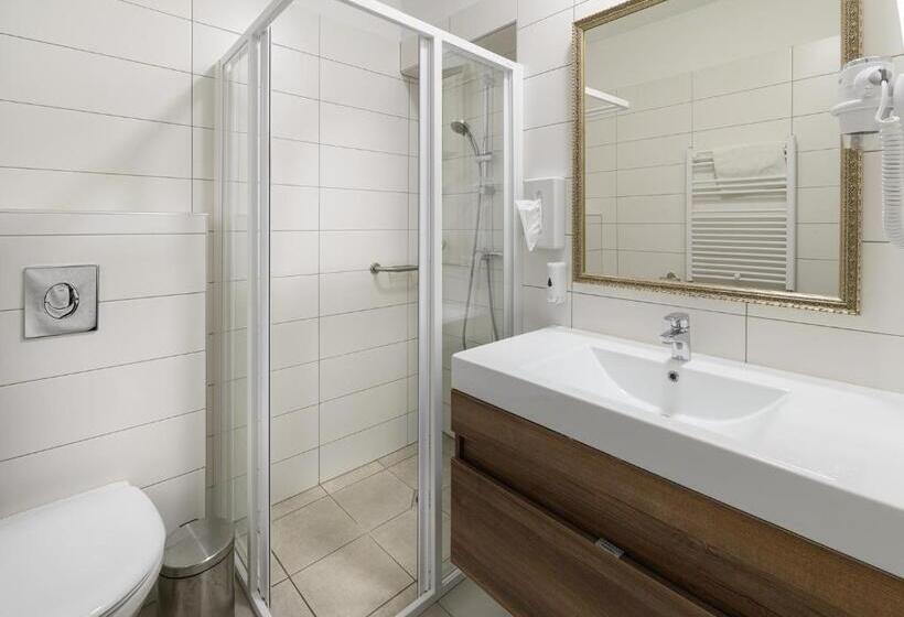 חדר סטנדרט לשלושה עם מרפסת, Butikhotel Visegrád