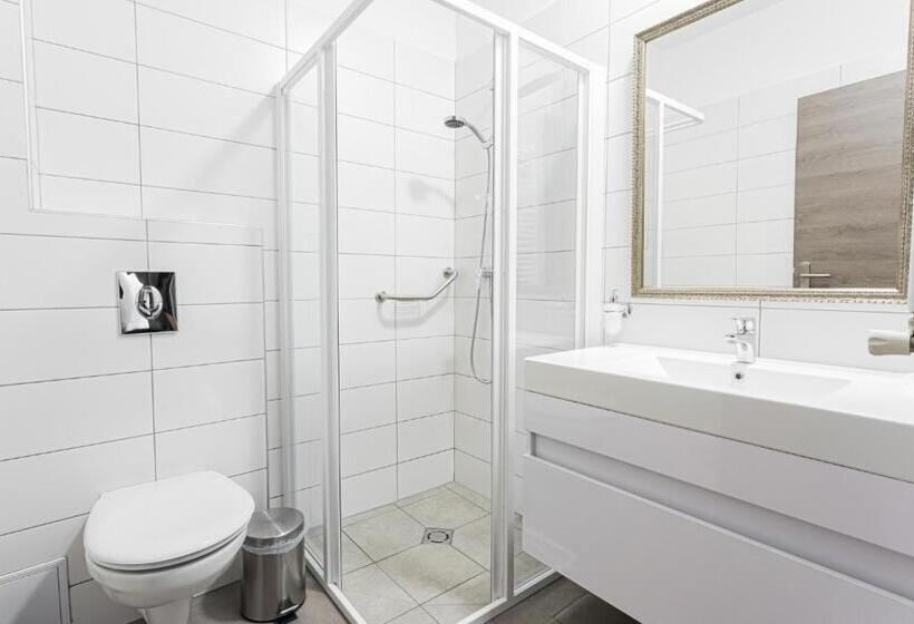 חדר סטנדרט לשלושה עם מרפסת, Butikhotel Visegrád