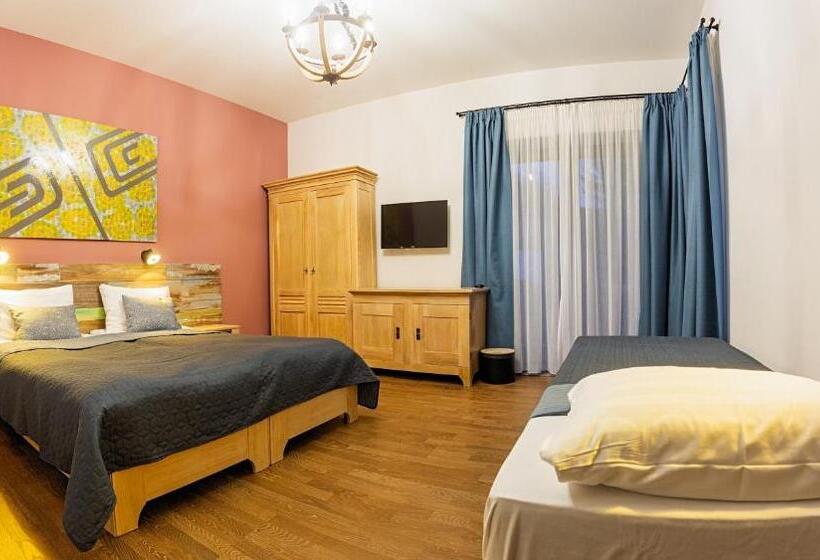 اتاق استاندارد سه تخته با بالکن, Butikhotel Visegrád