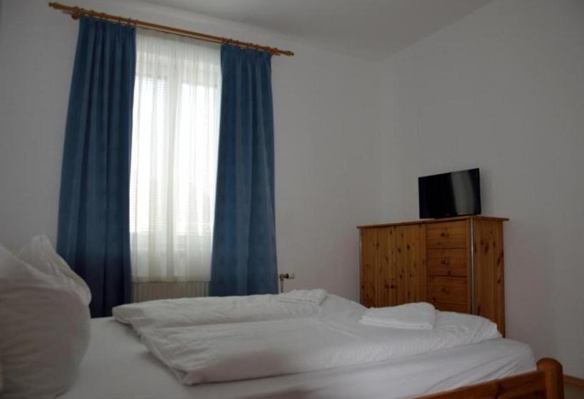 غرفة قياسية ثلاثية, Zimmervermietung Fasching