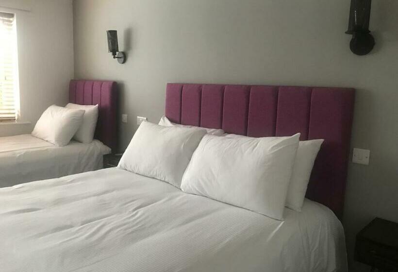 חדר סטנדרט לשלושה, The Reubens