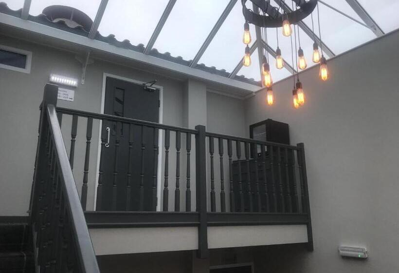 חדר משפחתי דלוקס, The Reubens